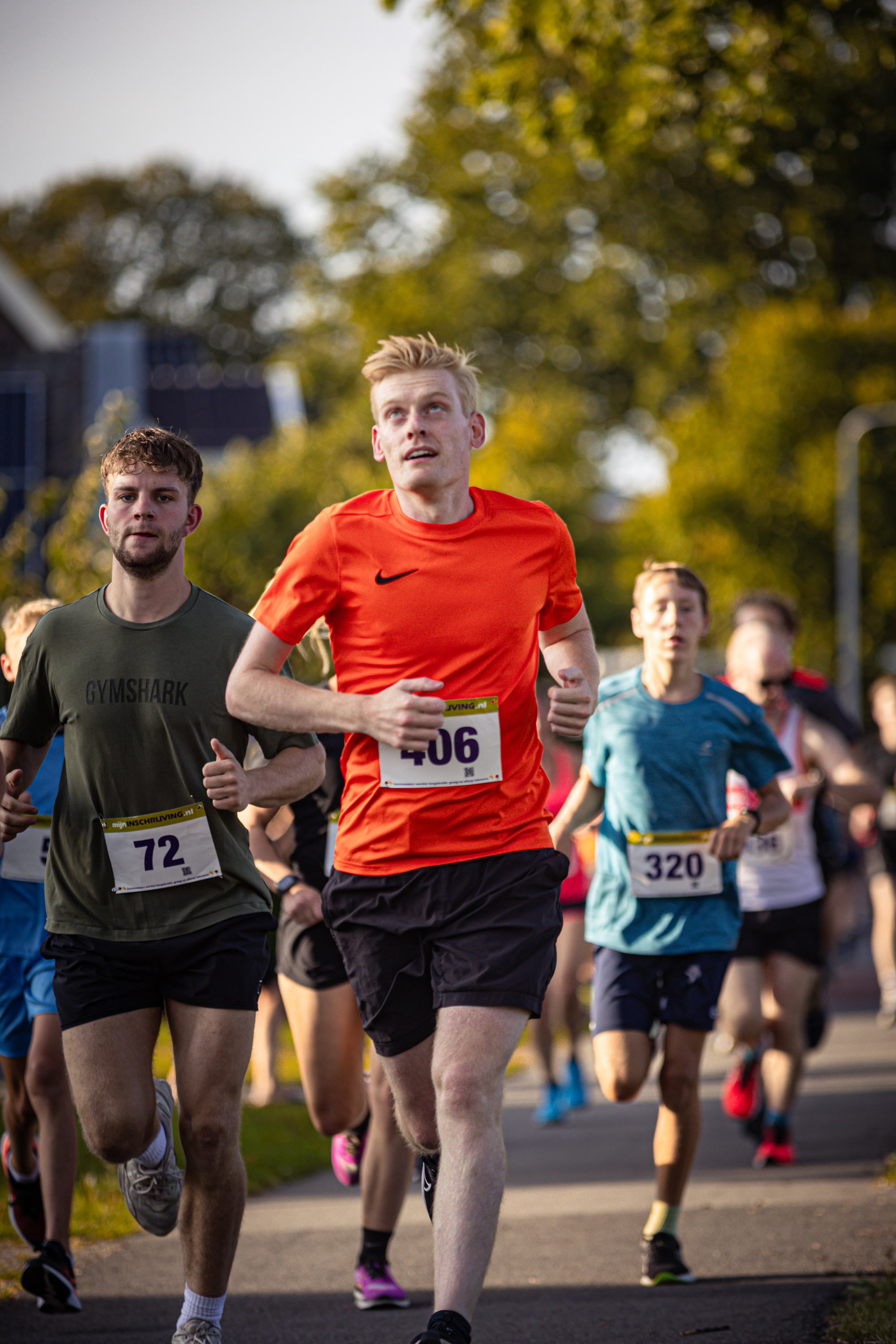 A runner named Pomplop running in a marathon with several other runners.