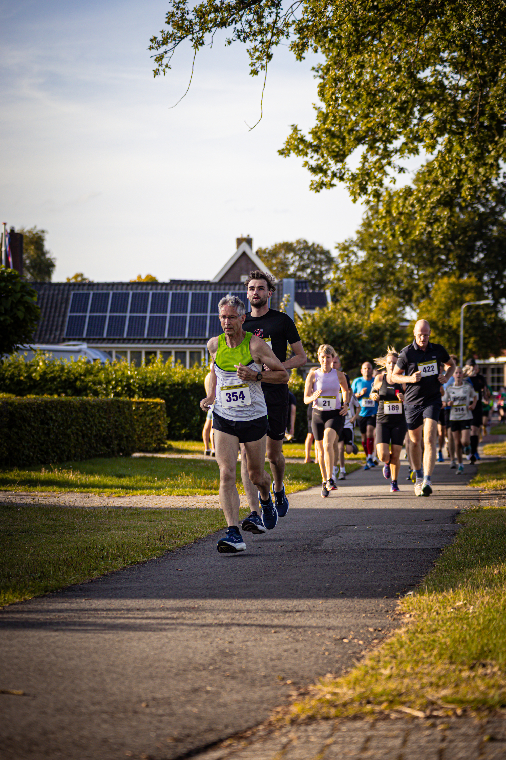 A running event in progress with a runner named Pomplop leading the race.