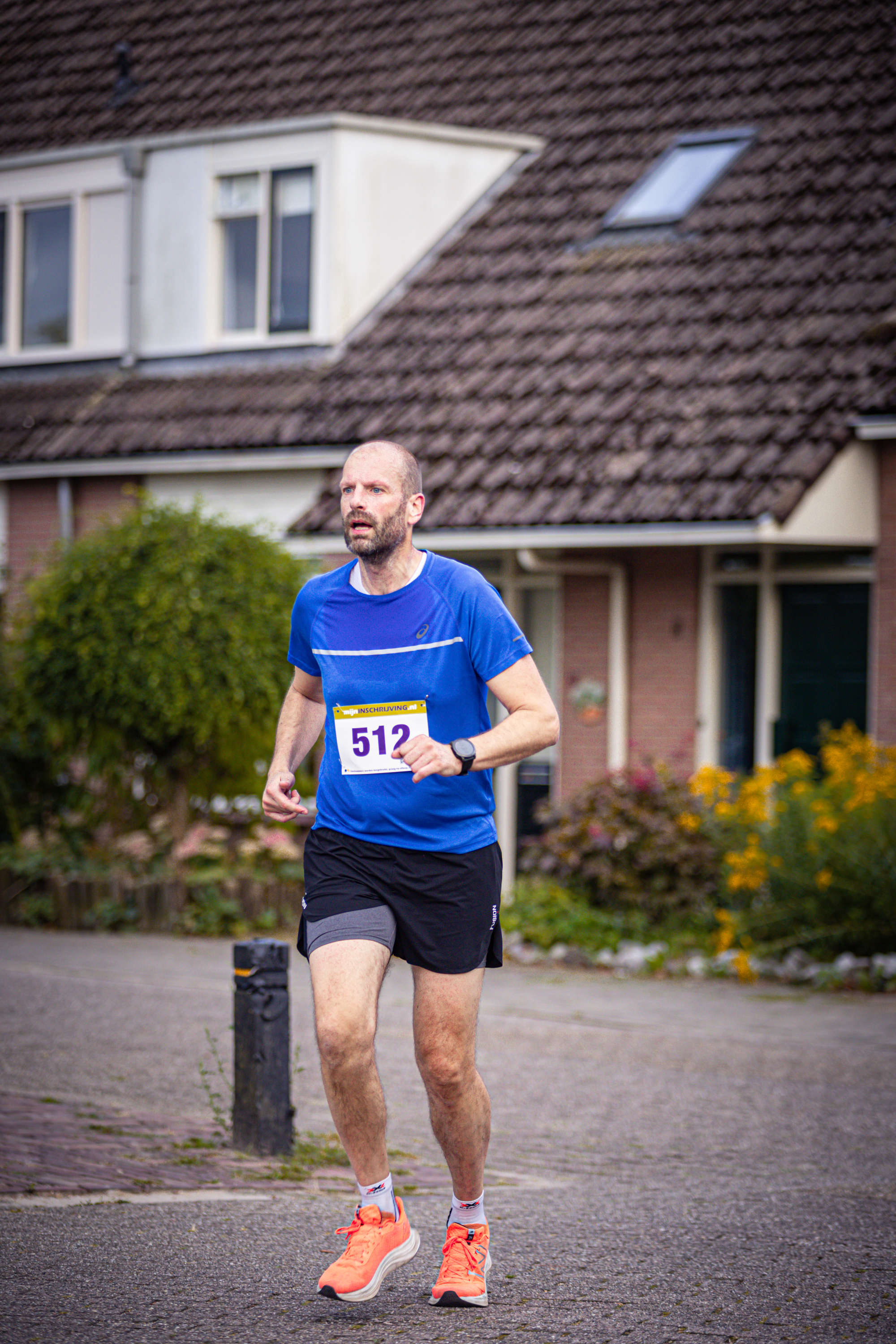 A man is running on a street with an orange tagline that says Pomplop.