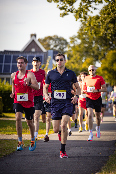 A marathon with people wearing bibs numbered 65 and 289.