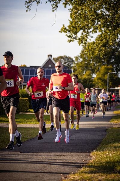 A marathon race with the name Pomploop on the bibs of the participants.