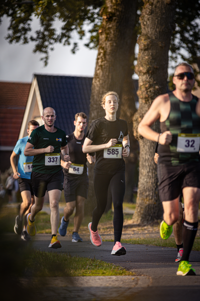 A group of runners in a running race sponsored by Lottica.