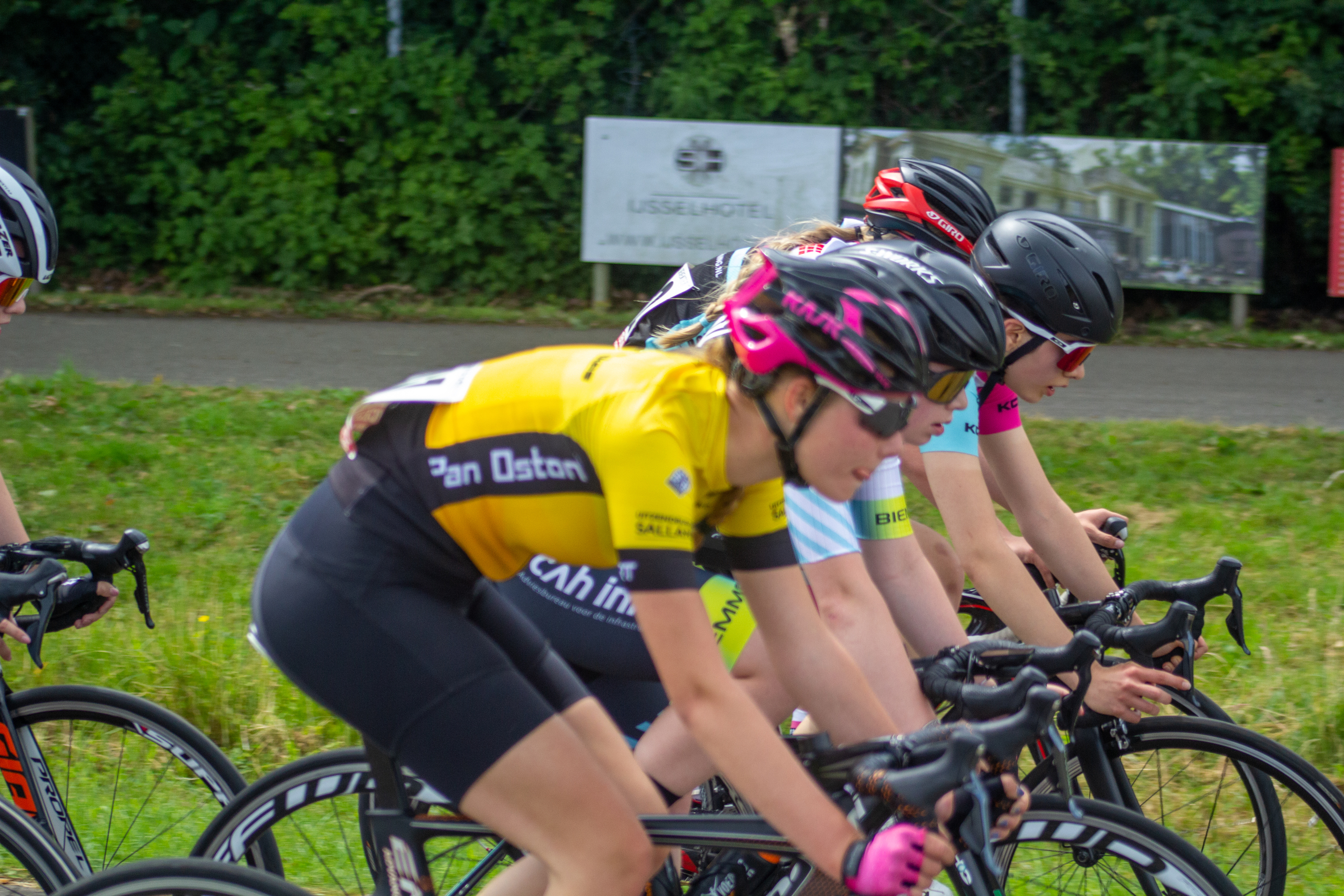 Women's cycling race in the Netherlands, sponsored by Cannondale.