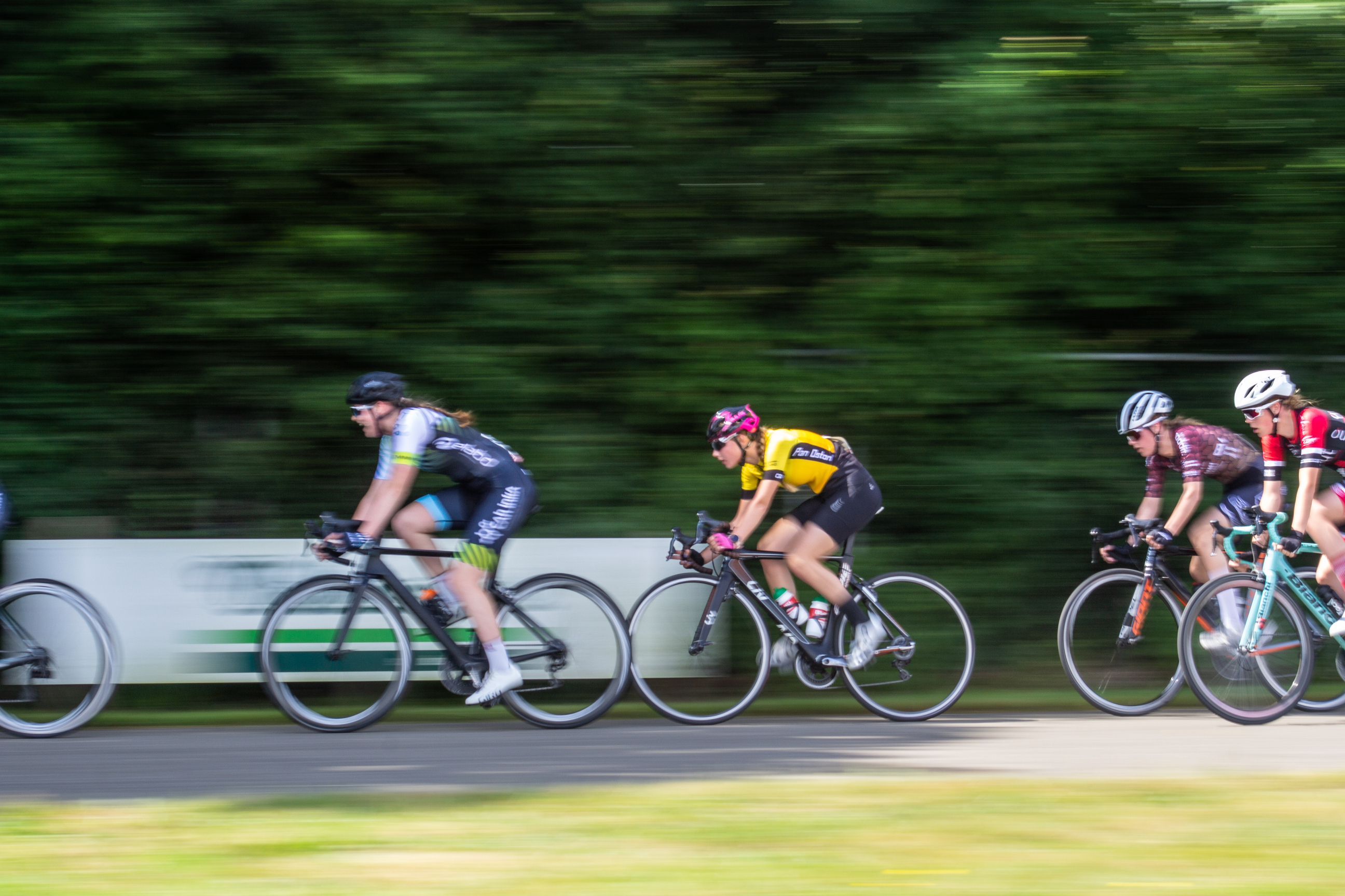 A group of cyclists are participating in the Dames ronde van Deventer, a race for women held in 2021.