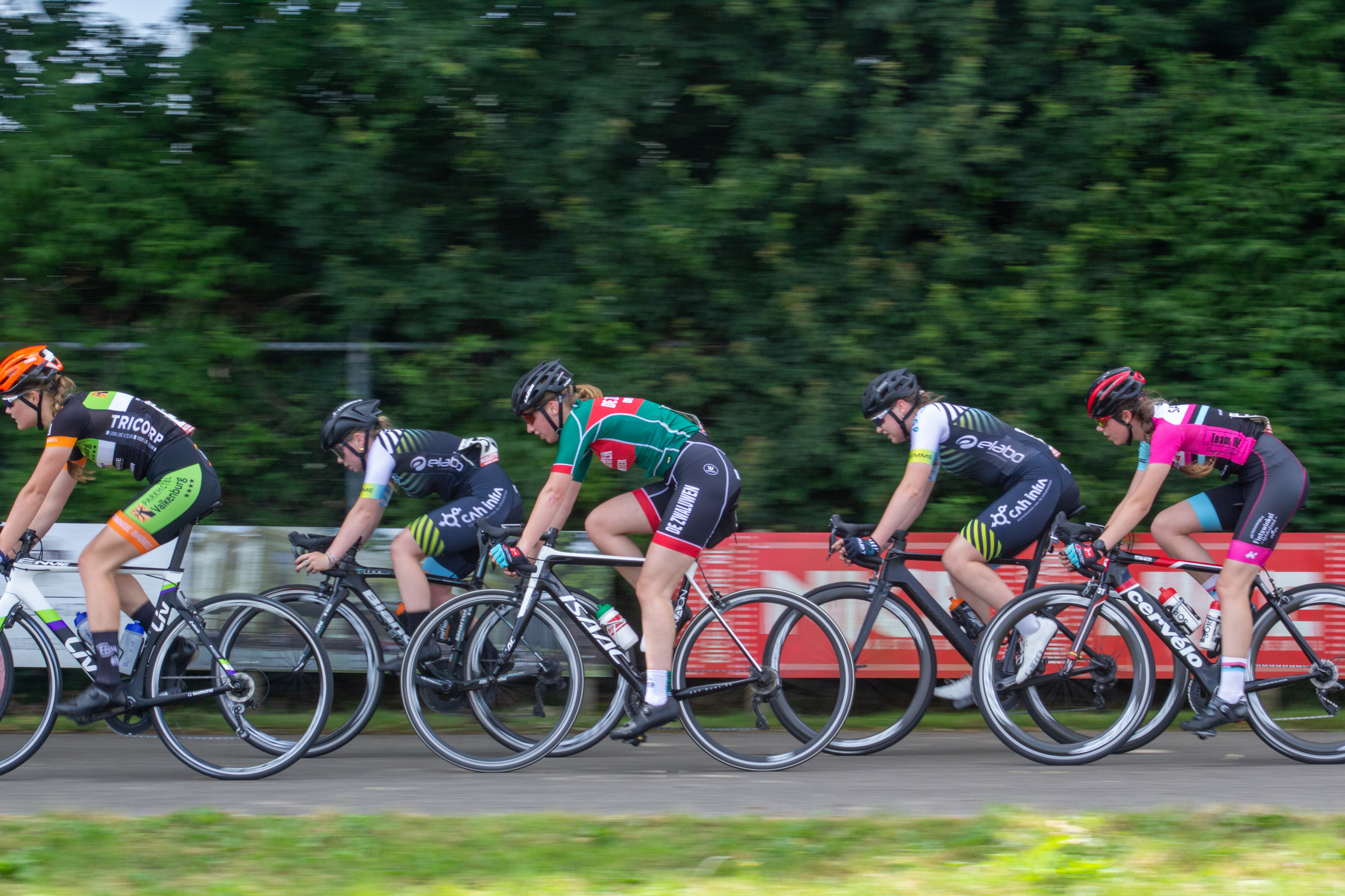 A group of cyclists are racing on a track during the Dames ronde van Deventer.