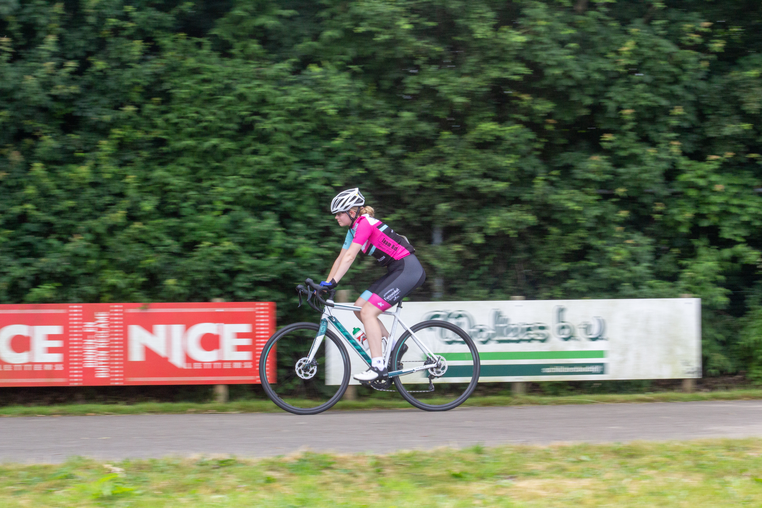 A woman racing a bike in the Dames ronde van Deventer competition.