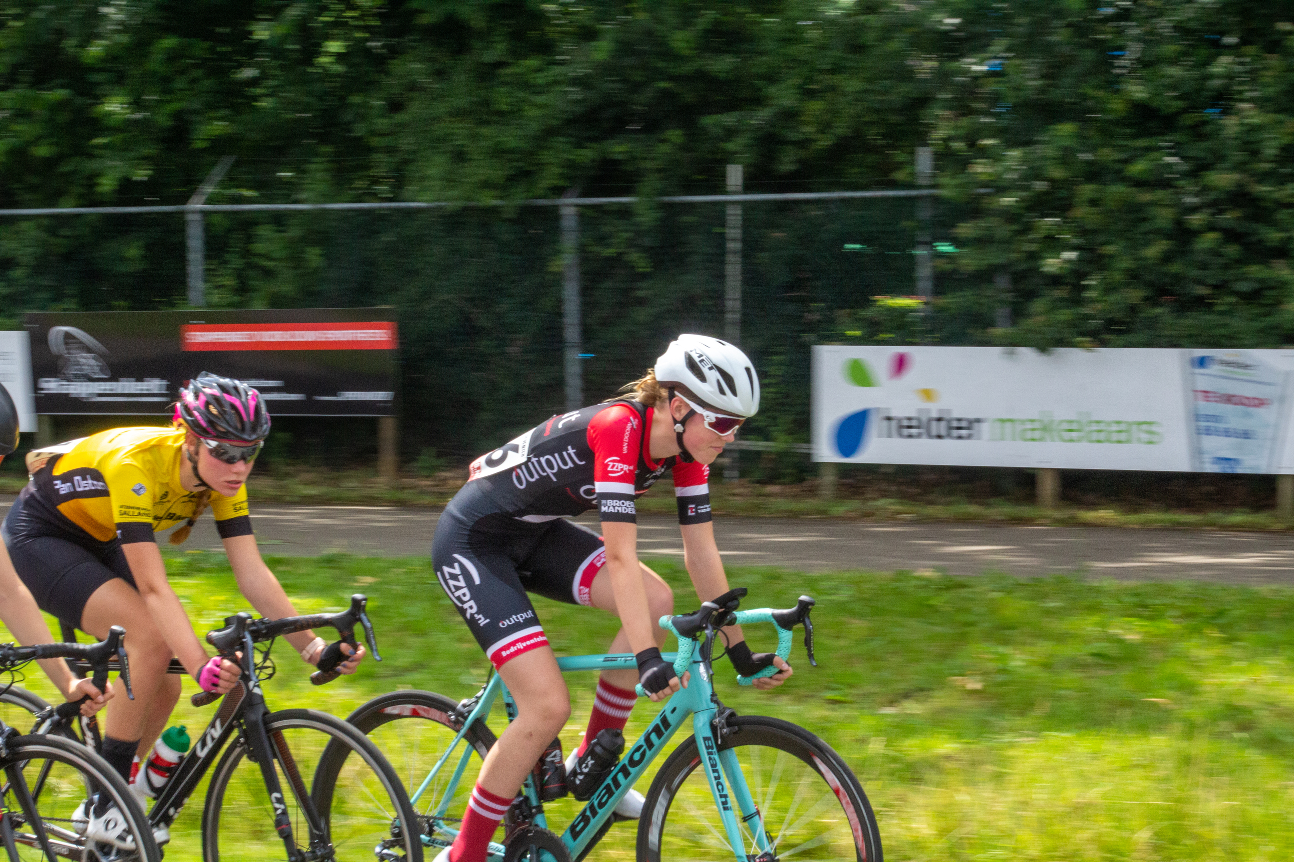 A woman riding a bike in the Dames ronde van Deventer race.