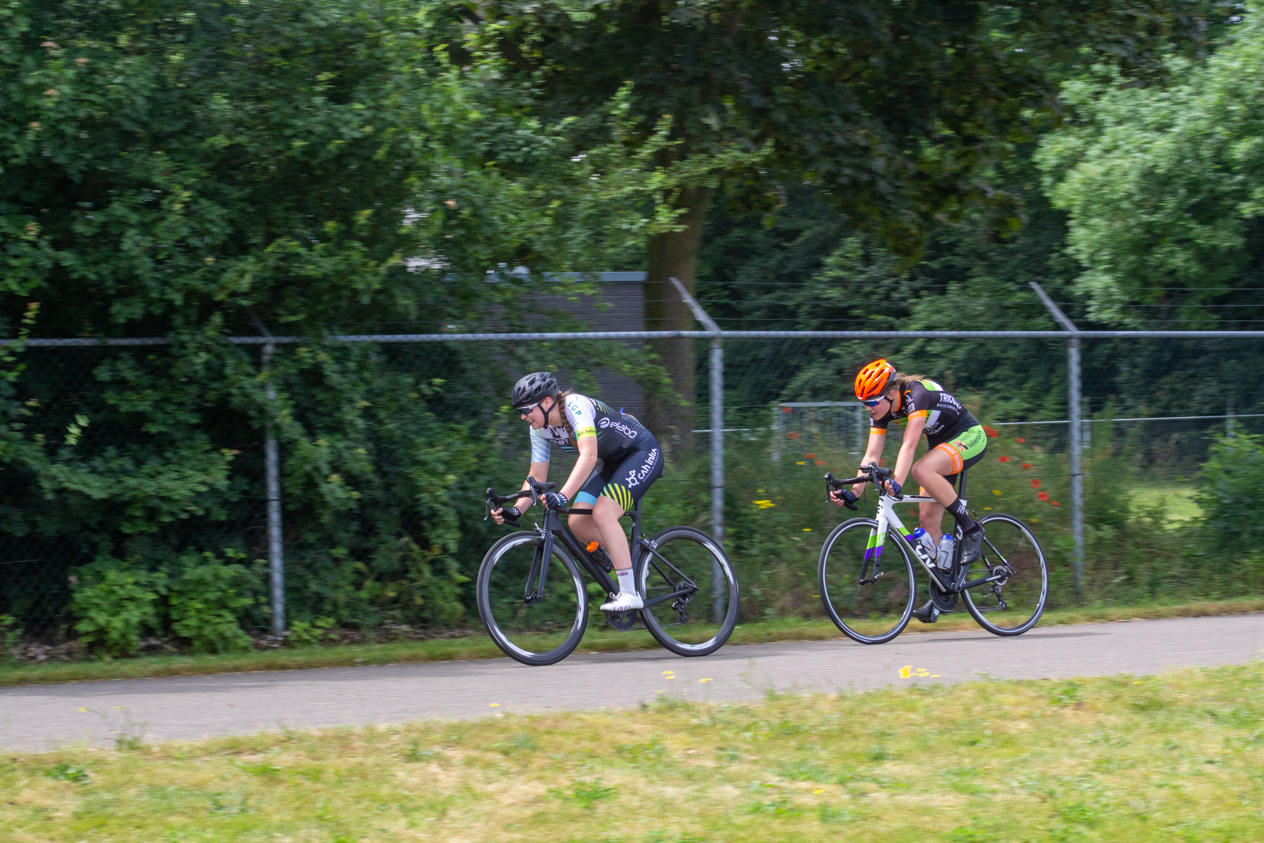 Dames ronde van Deventer, 2021 - Cyclists are riding on a road.