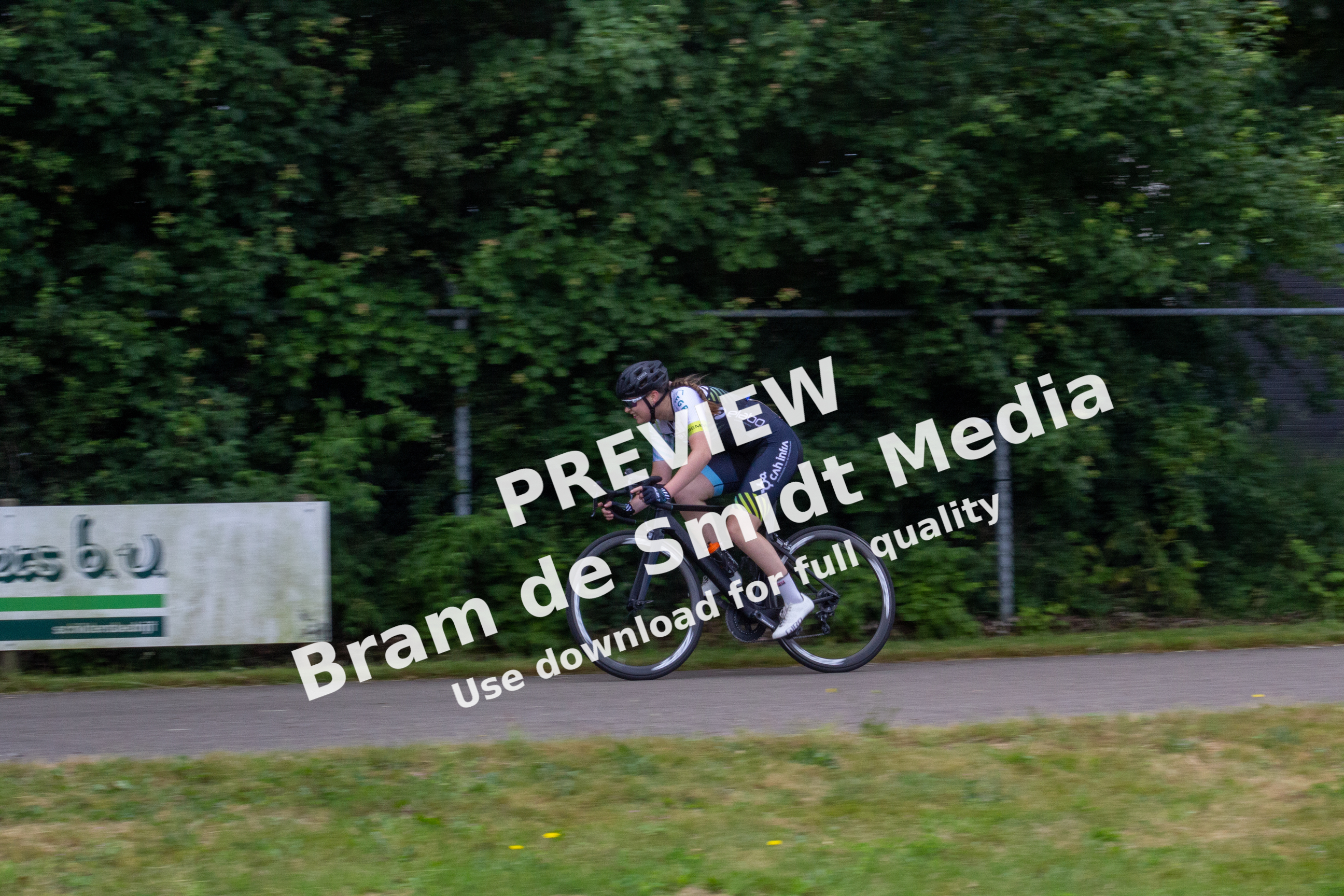 A person on a bike at the Dames ronde van Deventer event in 2021.