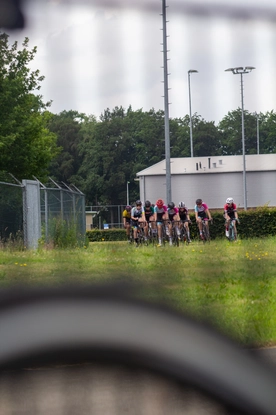 Dames ronde van Deventer, 2021: A group of cyclists participating in a race.