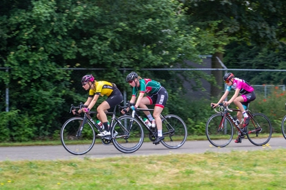 Dames ronde van Deventer: 4 women cycling in a row on a trail.