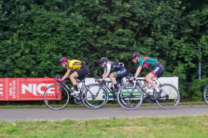 Three cyclists racing each other in the Dames ronde van Deventer.