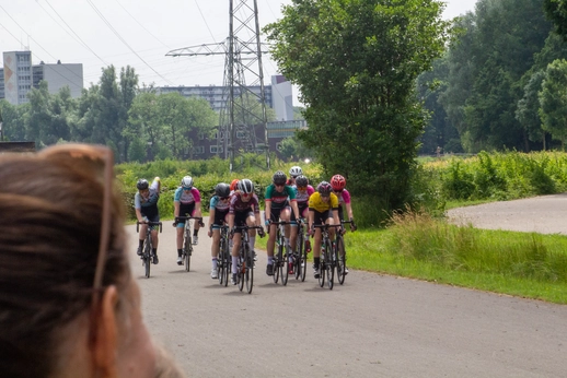 Dames ronde van deventer wielrennen race on a city street.