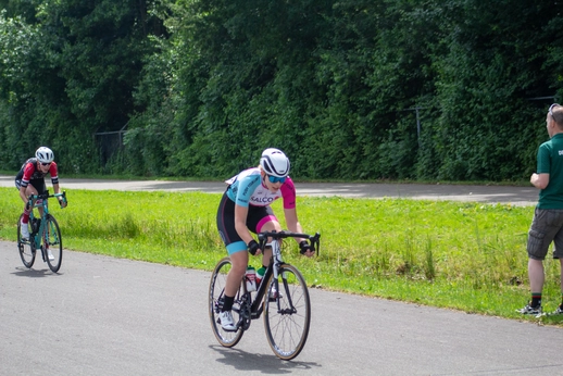 A woman riding a bike in the Dames ronde van Deventer.