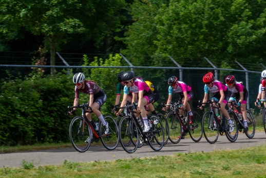 A group of cyclists compete in the Dames ronde van Deventer, 2021.