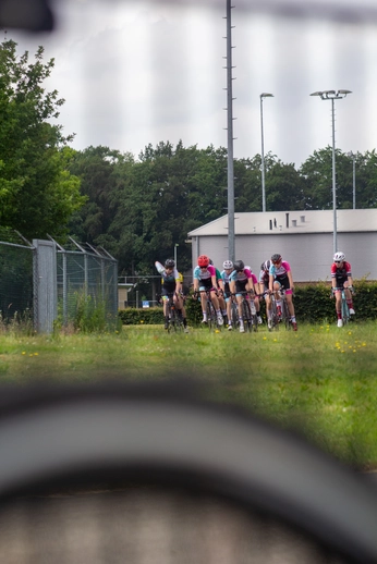 Dames ronde van Deventer: cyclists racing on a track.