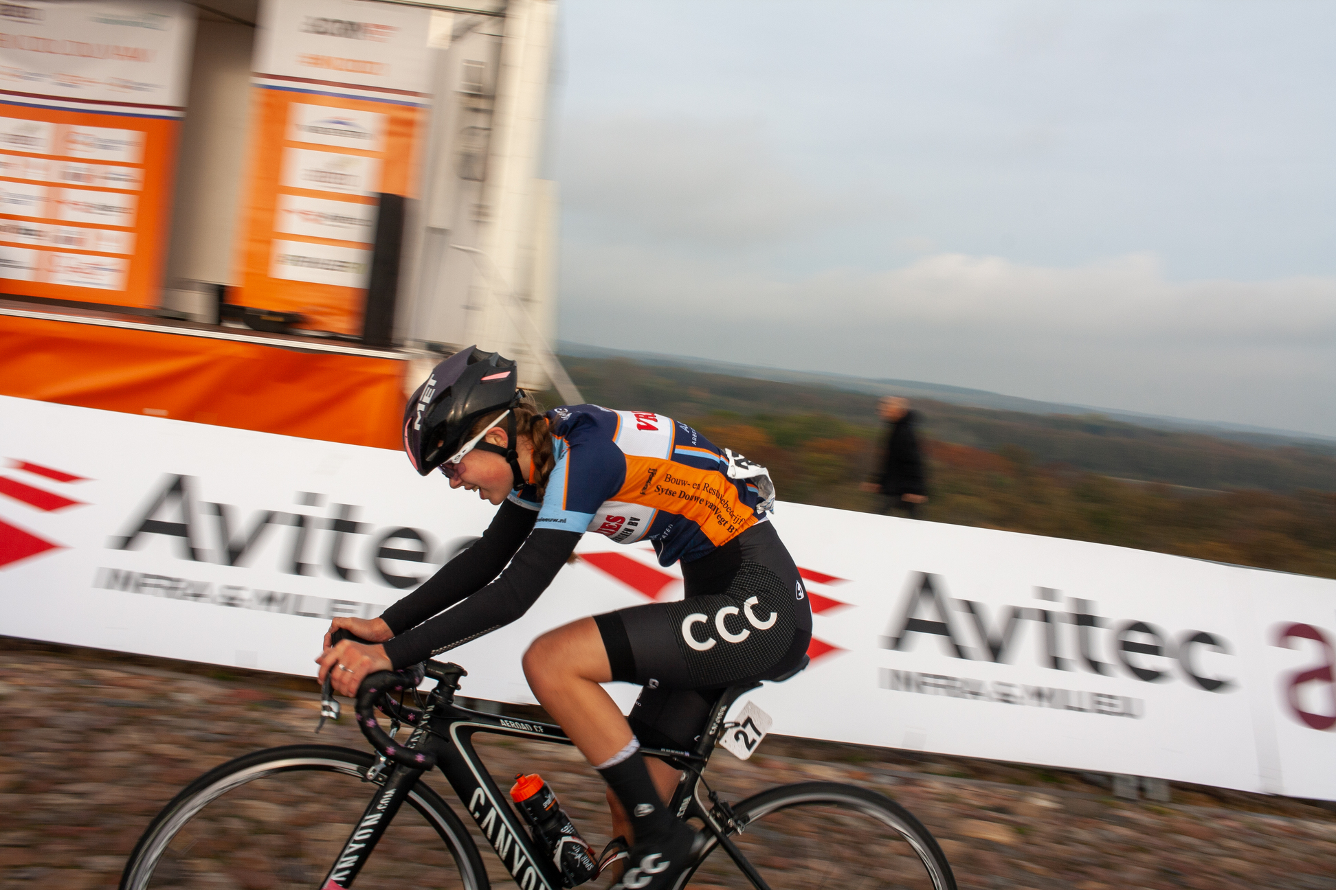 Wielrennen NK Nieuweling Dames, 2021, A woman is racing on her bike in a race.