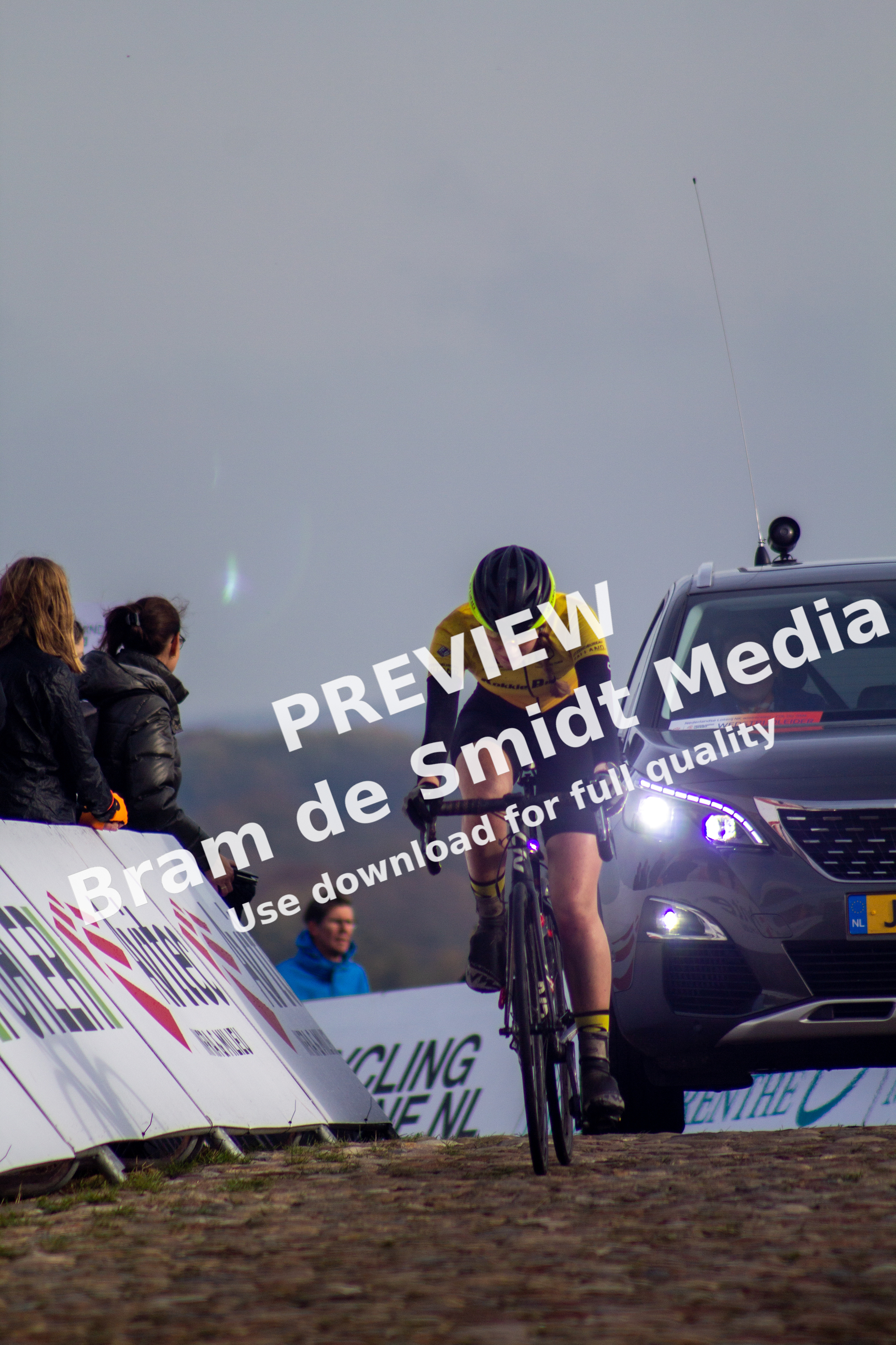 A cyclist participating in the NK Nieuweling Dames race, number 7.