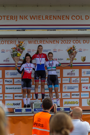 Wielrennen 2022, NK Dames. Four women standing on a podium holding bouquets of flowers.