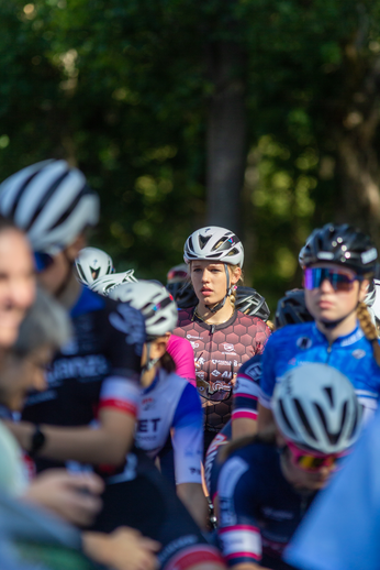 A group of female cyclists with helmets on and wearing jerseys that say "Niedereheen".