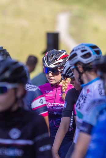 A group of bicyclists wear bibs with the letters "N" and "K".