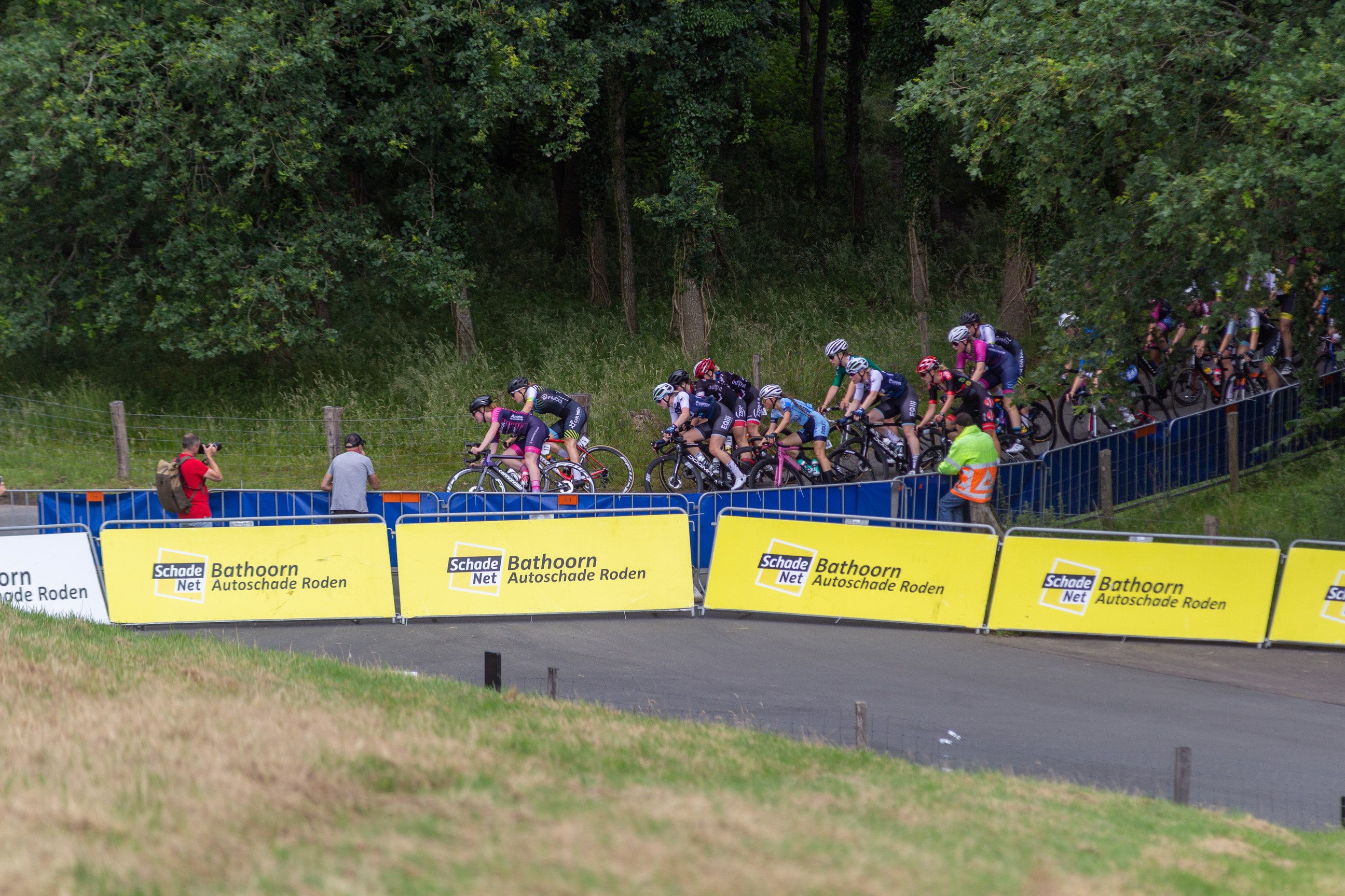 Wielrennen Junieren Damen's bike race with a crowd of people riding bikes.