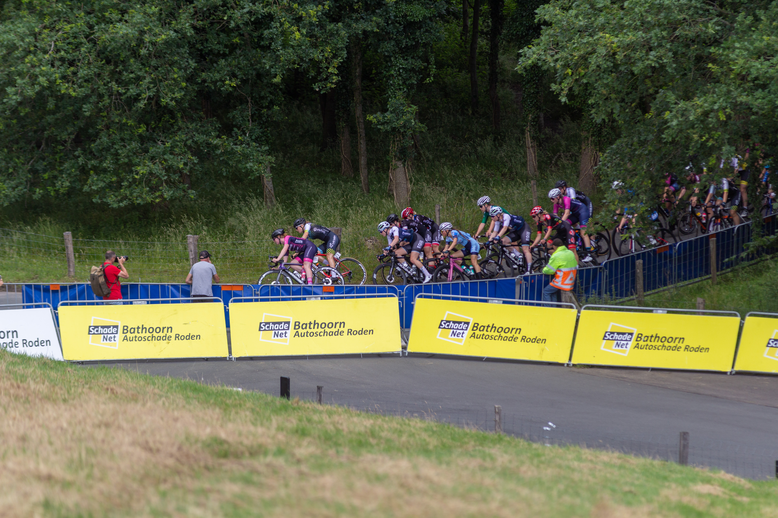 Wielrennen Junieren Damen's bike race with a crowd of people riding bikes.