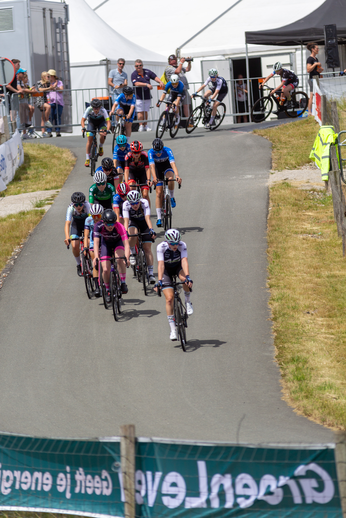 Junioren Dames, 2022, wielrennen race with a crowd watching.