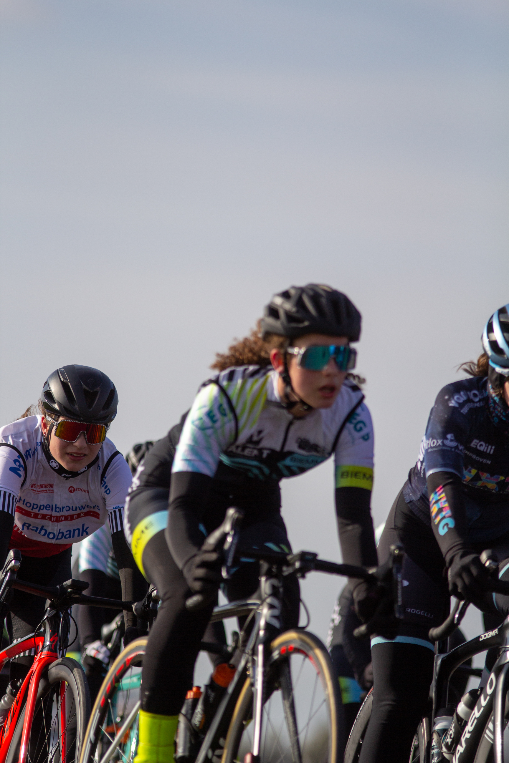 A group of cyclists participating in the Wielrennen Noord West Overijssel Dames race.