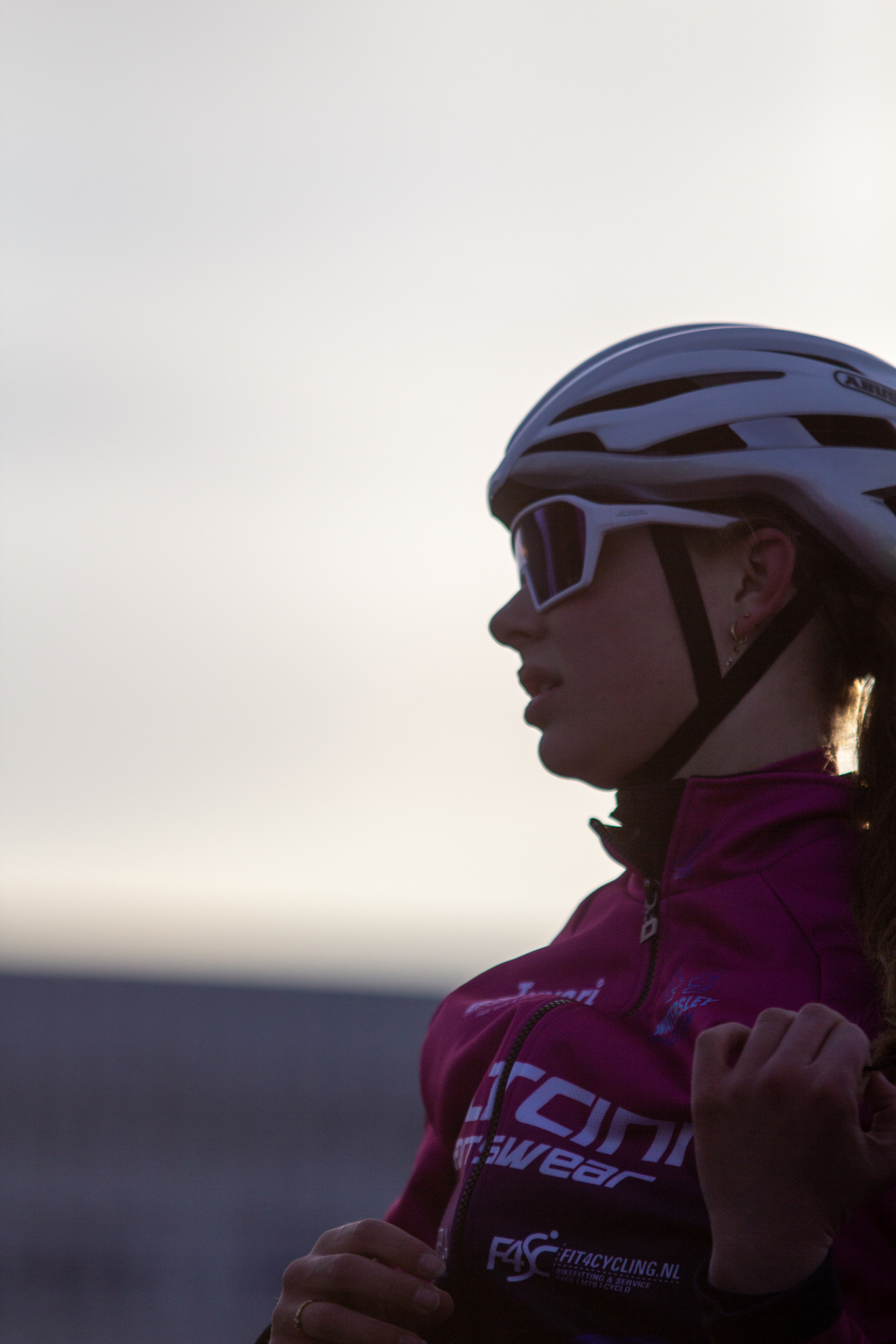 A person wearing a helmet is holding the handlebars of their bike. The photo was taken in Noord West Overijssel, Dames.