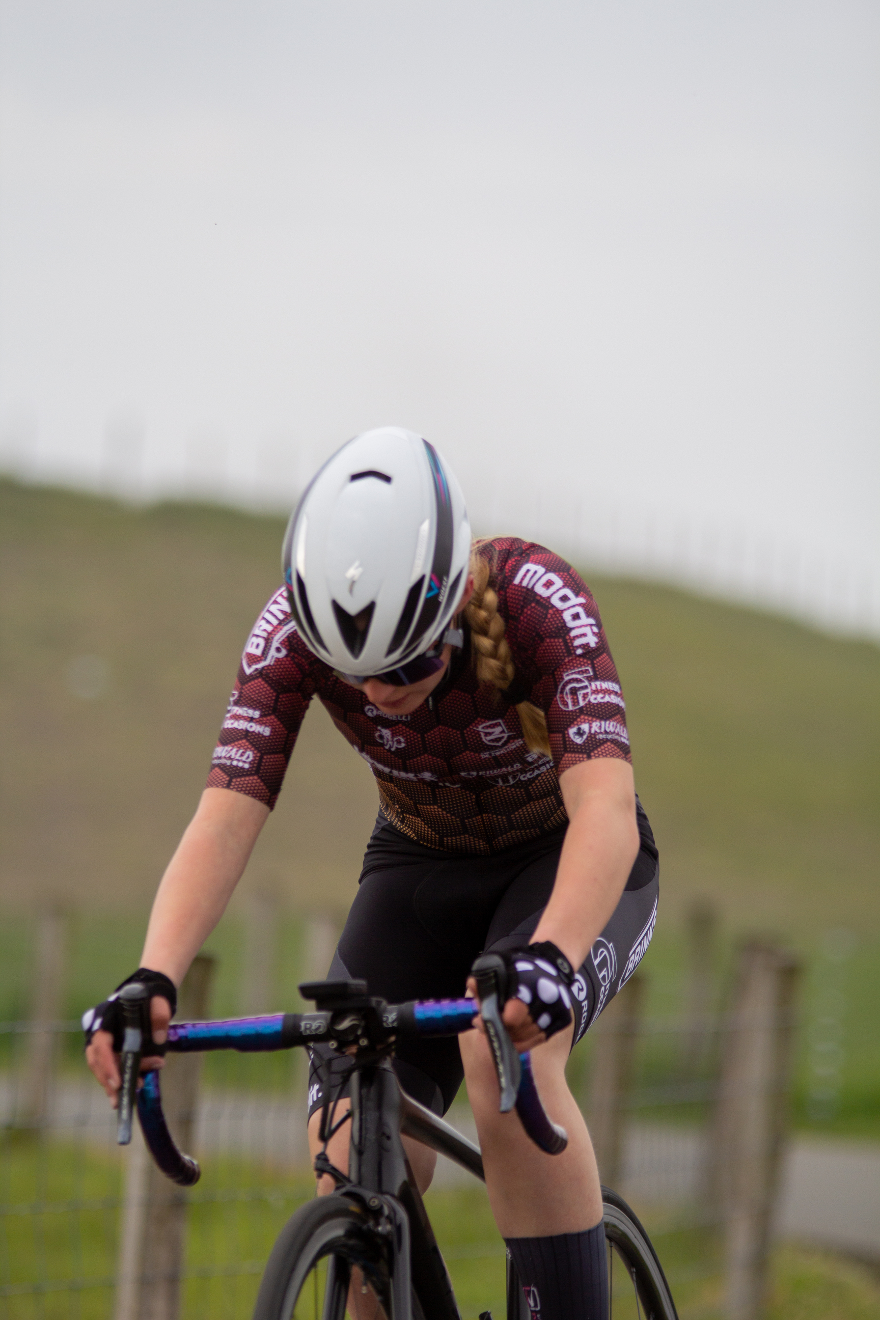 A woman is participating in a cycling event called Tweedaagse.