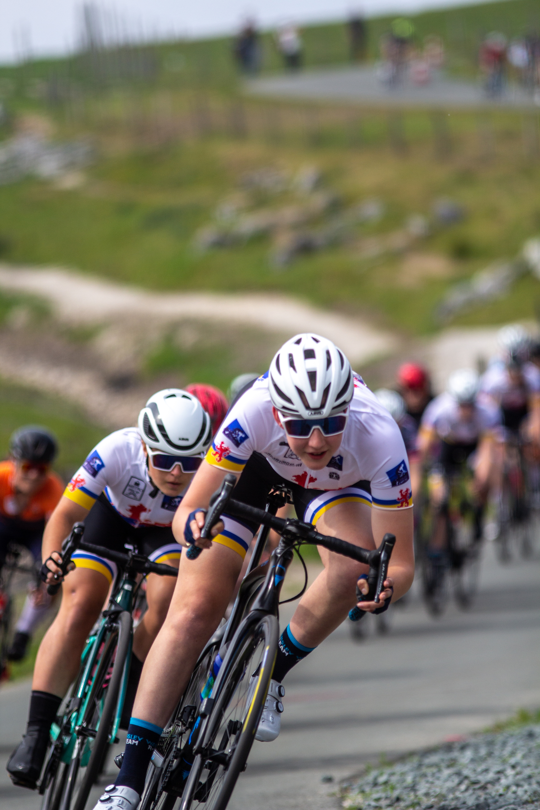 Two women are racing on bicycles as part of the Tweedaagse.