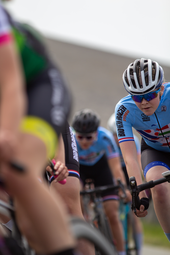 Several women race in a group at the Tweedaagse Wielen.