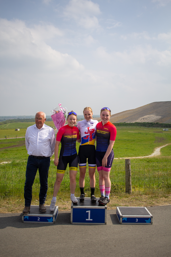 Coll du Vam Tweedaagse Wielrennen Dames Criterium 2022 3 winners standing on podiums in their racing gear.