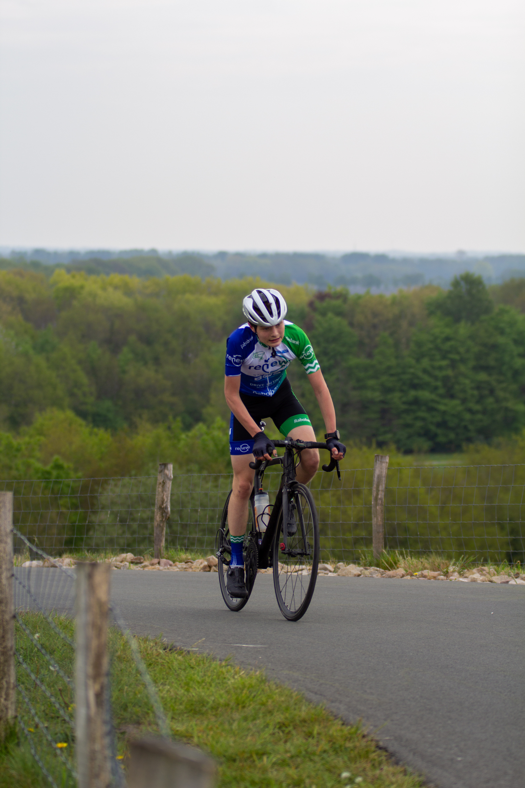 A person on a bike with the words Coll du Vam Tweedaagse, 2022, Wielrennen and Heren TT at the top of the photo.