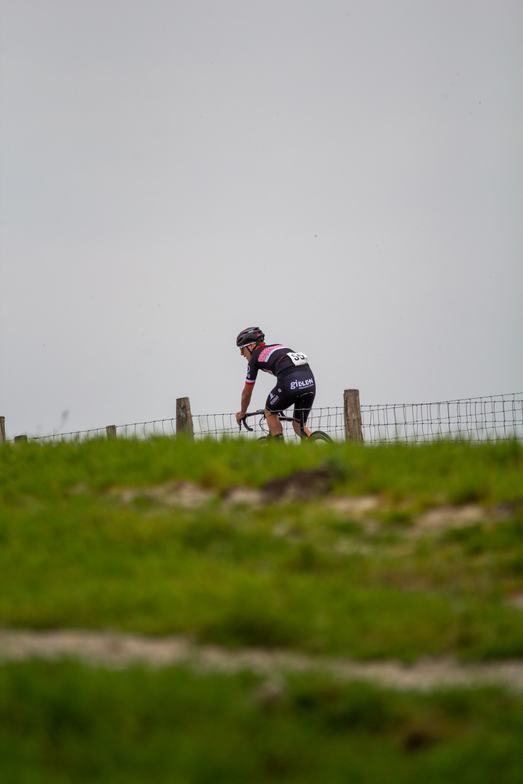 The cyclist is racing up a steep hill on the Tweedaagse Wielen race in 2022.