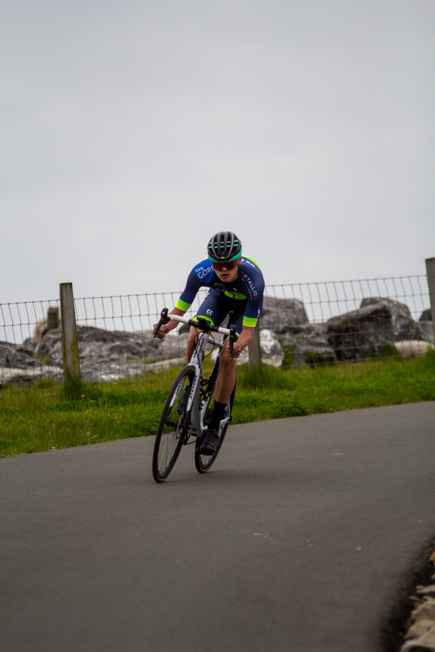 A man on a bike. The image is from Coll du Vam Tweedaagse, 2022 and it's about Heren TT.