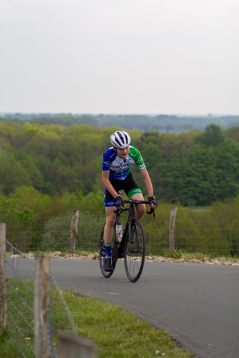 A person on a bike with the words Coll du Vam Tweedaagse, 2022, Wielrennen and Heren TT at the top of the photo.