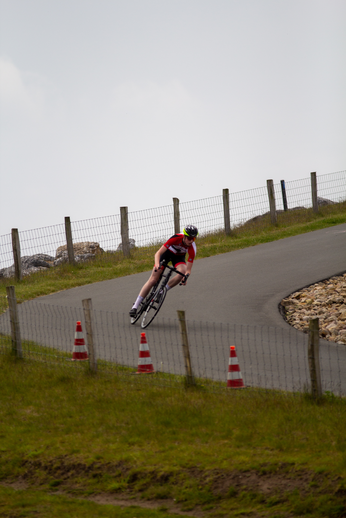 A person on a bike with the word "Heren" on their back.