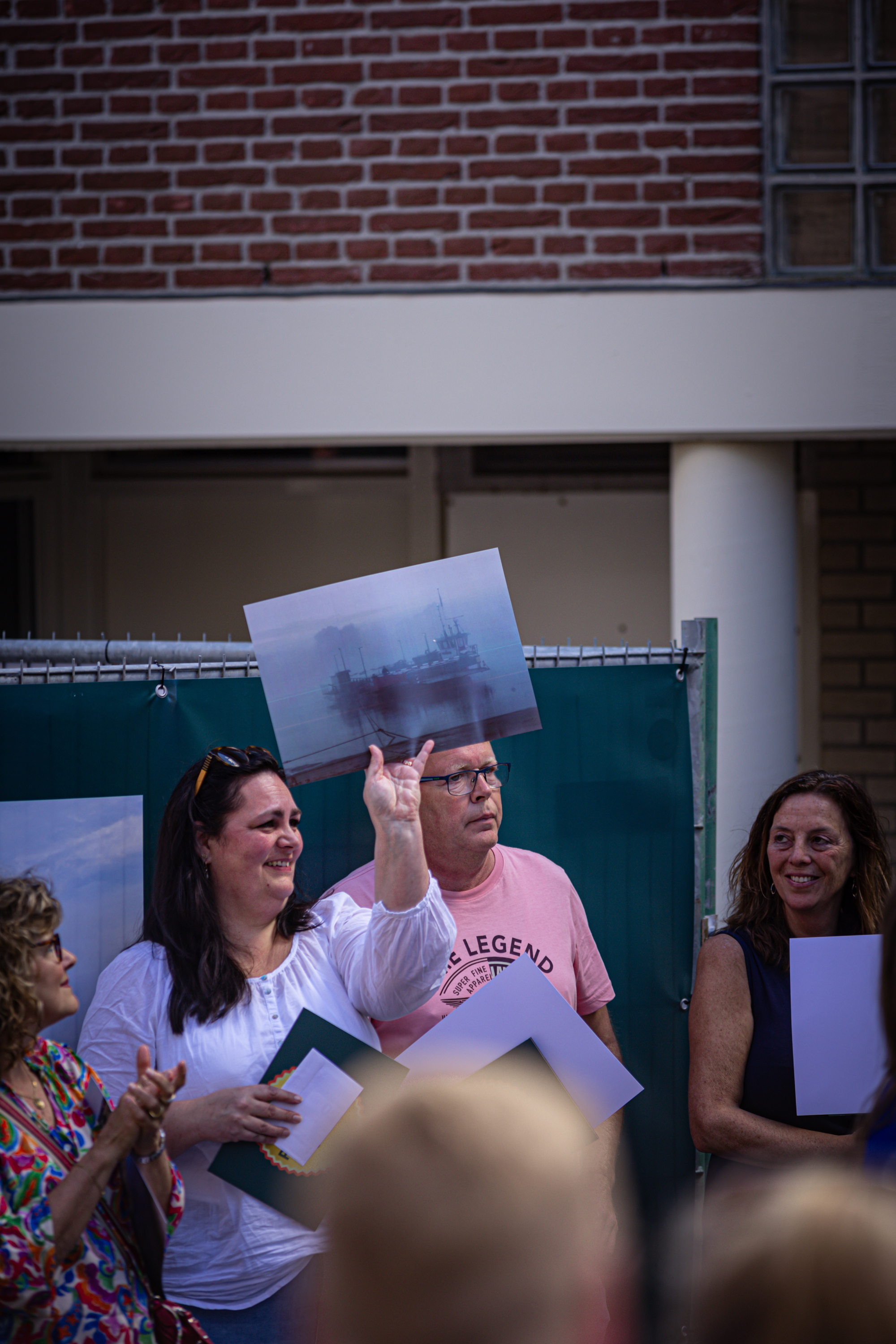 A woman holding up a sign with the words "Vlaams Festival" at the Vlaams Festival.