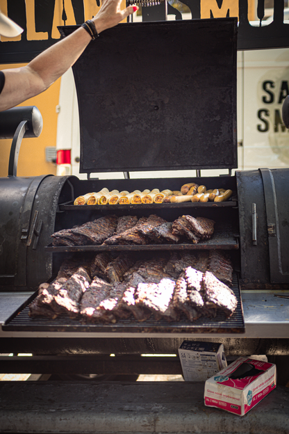 Een barbecue grill met verschillende kieven en stukjes roosterig in een openluchttheater.