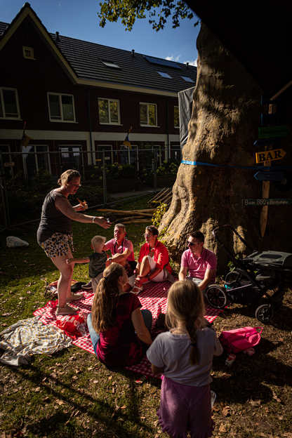 Smaek in 't park, kinderen zitten op de matjes en een oude moeder.